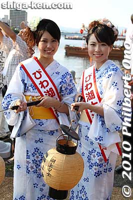 The two Biwako Otsu Tourist Ambassadors for 2010, Inoue Madoka and Nagata Megumi. Selected from among 21 applicants in April 2010. For one year, their job is to promote tourism in Otsu. びわ湖大津観光大使：井上まどか、永田めぐみ
Keywords: shiga otsu setagawa river senkosai mikoshi matsuri festival portable shrine boats kimonobijin shigabestmatsuri