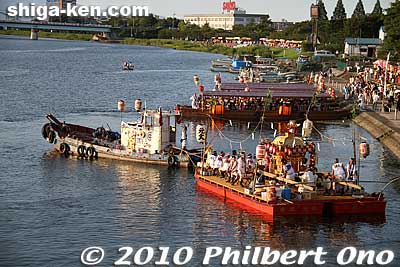 Next, the boat carrying the main mikoshi is taken upstream. 
Keywords: shiga otsu setagawa river senkosai mikoshi matsuri festival portable shrine boats 