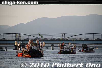 After making a U-turn, the boats head downstream toward Seta-no-Karahashi Bridge.
Keywords: shiga otsu setagawa river senkosai mikoshi matsuri festival portable shrine boats 