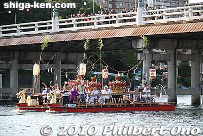 Boat with the three portable shrines pass under Seta-no-Karahashi Bridge.
Keywords: shiga otsu setagawa river senkosai mikoshi matsuri festival portable shrine boats shigabestmatsuri