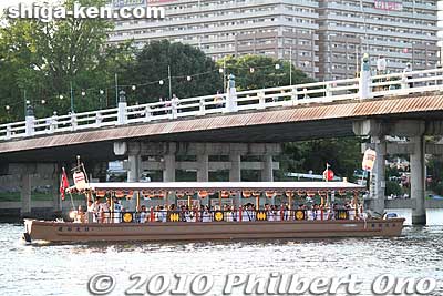 A yakata-bune shrine boat passes under Seta-no-Karahashi Bridge. This festival reminded me of the [url=http://photoguide.jp/pix/thumbnails.php?album=552]Tenjin Matsuri in Osaka[/url], but on a smaller scale.
Keywords: shiga otsu setagawa river senkosai mikoshi matsuri festival portable shrine boats 