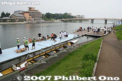 Sixty rowing teams (300 people) rowed in five categories, including beginner and expert rowers, ranging in age from junior high to senior citizens.
Keywords: shiga otsu setagawa river regatta rowing boat karahashi bridge