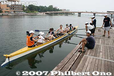 A rowing team leaves the dock for Seta-Karahashi Bridge seen in the background.
Keywords: shiga otsu setagawa river regatta rowing boat karahashi bridge