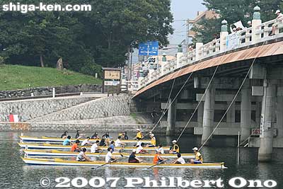 Up to four rowing teams raced down a 250-meter straight course.
Keywords: shiga otsu setagawa river regatta rowing boat karahashi bridge