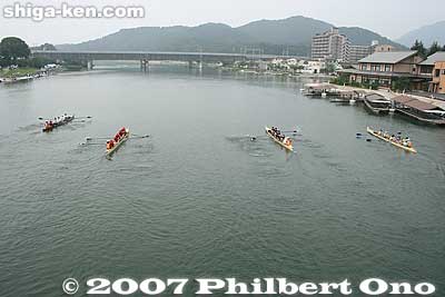 The 250-meter course is very short, and each race ends within a minute or two.
Keywords: shiga otsu setagawa river regatta rowing boat karahashi bridge