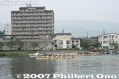 Finish line. In the background is the Kyoto University Rowing Club's boat house.
Keywords: shiga otsu setagawa river regatta rowing boat karahashi bridge