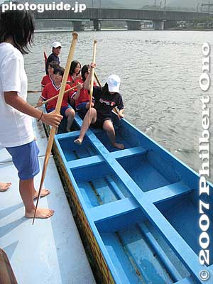 Free rides on this dragon boat were also provided.
Keywords: shiga otsu setagawa river regatta rowing dragon boat karahashi bridge