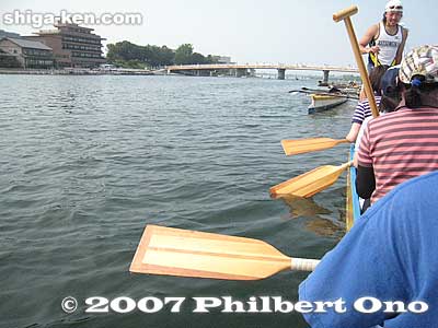Rowing on the dragon boat
Keywords: shiga otsu setagawa river regatta rowing dragon boat karahashi bridge oar