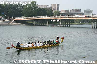 Dragon boat going to the Seta-Karahashi Bridge.
Keywords: shiga otsu setagawa river regatta rowing dragon boat karahashi bridge