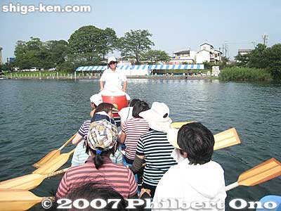 We rowed according to the taiko drum beat.
Keywords: shiga otsu setagawa river regatta rowing dragon boat karahashi bridge