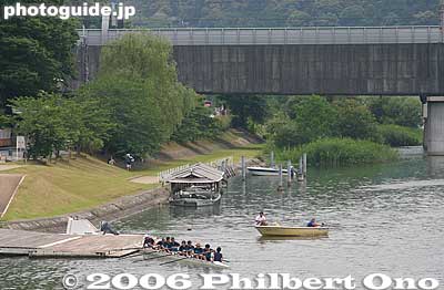 A faulty rudder runs them aground
Keywords: shiga boat rowing race tokyo kyoto university lake biwa setagawa seta river