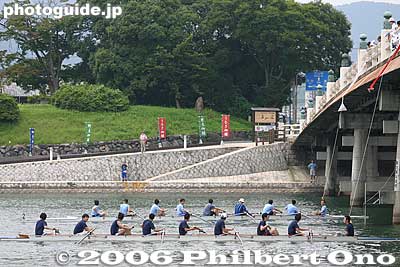 8-man crew alumni in their 20s and 30s at starting line
Keywords: shiga boat rowing race tokyo kyoto university lake biwa setagawa seta river regattabest