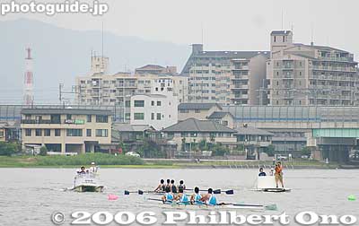 One of the main events, the 4-man boat race between Todai and Kyodai on a 3200-meter course.
Keywords: shiga boat rowing race tokyo kyoto university lake biwa setagawa seta river