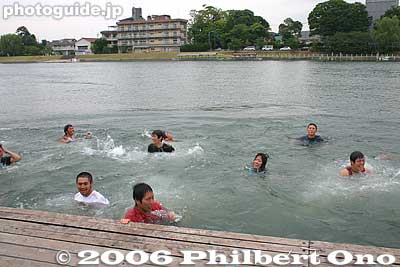 Celebrate by jumping in the water
Keywords: shiga boat rowing race tokyo kyoto university lake biwa setagawa seta river