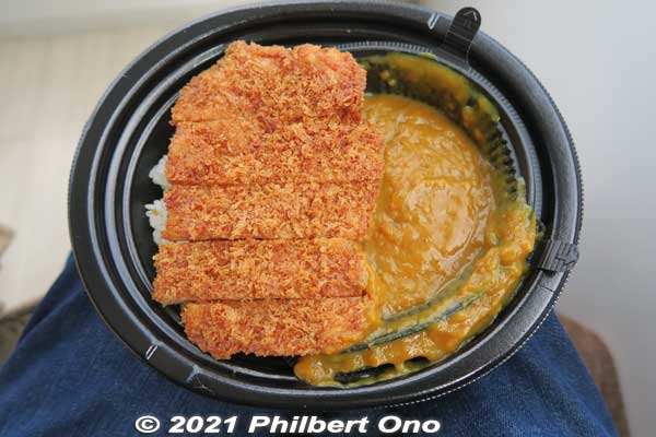 Uminoko Curry had pork cutlet, rice, and somewhat sweet, mild curry.
Keywords: shiga otsu uminoko floating school