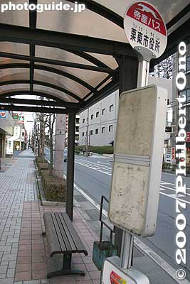 Bus stop in front of city hall with the timetable torn off.
Keywords: shiga ritto