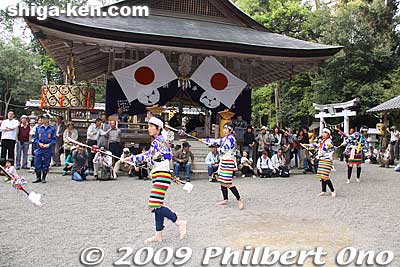 Keywords: shiga ryuo-cho kenketo matsuri festival jinja shrine naginata odori dance 