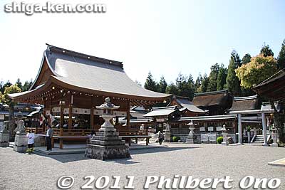 Namura Shrine is divided into the west and east areas. This is the west area which is larger and the main section. Haiden Hall on the left and Nishi Honden on the right behind a wall.
Keywords: shiga ryuo-cho ryuou namura shrine jinja
