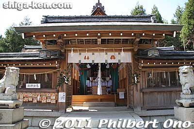On May 5, on the Sekku Matsuri, they opened the inner part of the shrine and so I went and got a closeup look at the Honden Hall.
Keywords: shiga ryuo-cho ryuou namura shrine jinja