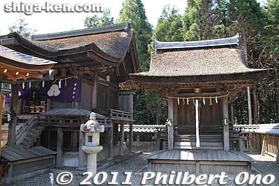 On the left is Nishi Honden hall, a National Treasure. On the right is Juzenji Shisha Honden shrine (十禅師神社本殿), an Important Cultural Property.
Keywords: shiga ryuo-cho ryuou namura shrine jinja