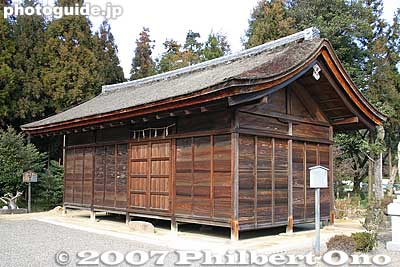 Portable shrine storehouse dating from the Muromachi Period, also an Important Cultural Property.
Keywords: shiga ryuo-cho ryuou namura shrine jinja