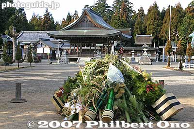 Namura Shrine and Sagicho pile to be burned. Ryuo-cho, Shiga.
Keywords: shiga ryuo-cho ryuou namura shrine jinja