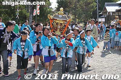 They carried the mikoshi around the Haiden Hall, then went around the neighborhood.
Keywords: shiga ryuo-cho ryuou namura shrine jinja Sekku Matsuri festival yabusame horseback archery