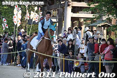After the archer's successful run, the other riders just trotted past a few times without shooting any arrows.
Keywords: shiga ryuo-cho ryuou namura shrine jinja Sekku Matsuri festival yabusame horseback archery