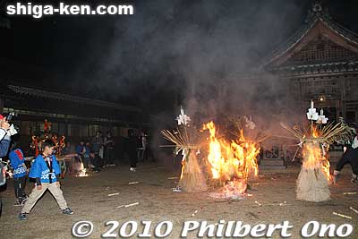 Watch out for them flares.
Keywords: shiga ryuo-cho kobiyoshi jinja shrine yuge himatsuri fire festival 