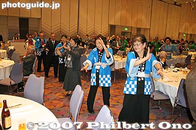Members of the Toronto Shiga Kenjinkai dance goshu ondo.
Keywords: 2007 shiga kenjinkai international convention otsu prince hotel
