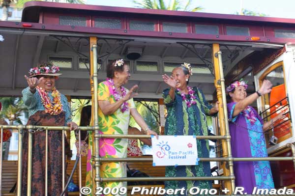Trolley car carrying kupuna
Keywords: hawaii honolulu waikiki pan-pacific festival matsuri in
