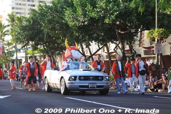 And here's Hiko-nyan!! Direct from Hikone, Shiga Prefecture, Japan in the 30th Pan-Pacific Festival (also called “Matsuri in Hawaii”) parade on June 7, 2009 from 5 pm to 7 pm along Kalakaua Ave. in Waikiki.
ひこにゃんが僕の故郷であるハワイにも登場したことはとても嬉しいかったけど、写真をよく見ると、どこも「Shiga」とか「Hikone」が表示していないの。ただの「Hikonyan–Ii Naosuke-Gateway to the Future」しか載っていない。それは意味が不明。最低、FROM HIKONE, SHIGA, JAPANとか書けばいいな。せっかく皆が見るので。市の職員がPRの感覚が鈍い。
Keywords: hawaii honolulu waikiki pan-pacific festival matsuri in hikoneothers shigamascot fromshiga