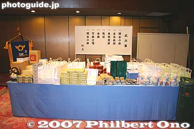 Prizes. 抽選会の景品
Keywords: shiga kenjinkai tokyo 2007 new year party