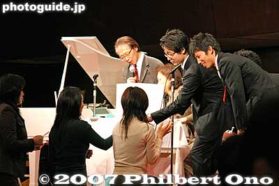 People come to claim their prizes. 景品を受ける
Keywords: shiga kenjinkai tokyo 2007 new year party