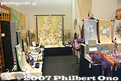 Kimono in the middle costs 1,995,000 yen. However the most expensive thing I saw was a Buddhist altar selling for 40 million yen (lots of gold leaf).
Keywords: shiga tokyo takashimaya department store omi-ten fair nihonbashi nihombashi
