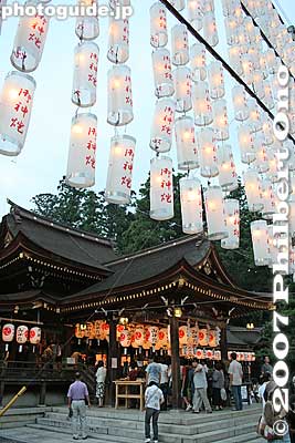 These lanterns above are the smallest ones, requiring a donation of only 1,500 yen. They are the most numerous.
Keywords: shiga taga-cho town taga taisha shrine lantern festival summer matsuri