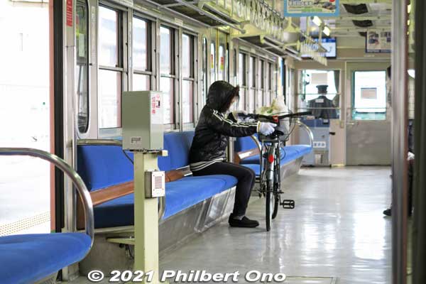 Bicycles are allowed on Ohmi Railways trains.
Keywords: shiga taga-cho town ohmi omi railways train station taga taisha-mae