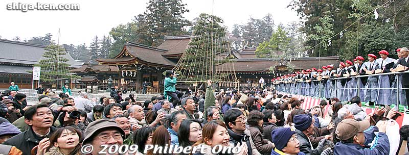 A large crowd was on hand to catch the beans and mochi. The bean-throwing is called mame-maki. They held two mame-maki sessions that day, at 11 am and 2 pm. This was at 2 pm.
Keywords: shiga taga-cho taga taisha shrine setsubun matsuri festival
