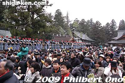 I also got hit on the shoulder while taking pictures. You should always look up and see where the mochi and beans are flying.
Keywords: shiga taga-cho taga taisha shrine setsubun matsuri festival
