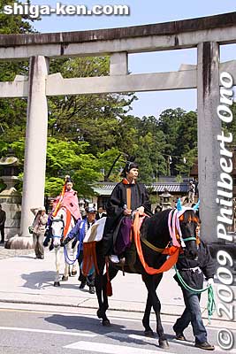 One horse after another leaves the shrine.
Keywords: shiga taga-cho taisha matsuri festival shrine horses torii