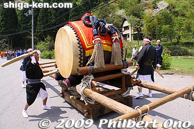 Huge taiko drum made a deep sound echoing throughout the place. These men soon got tired beating the drum and took turns.
Keywords: shiga taga-cho taisha matsuri festival 