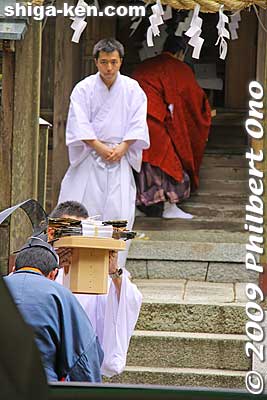 Bringing offerings to the shrine.
Keywords: shiga taga-cho taisha matsuri festival shrine  