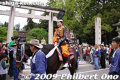 The women warriors and more people on horseback start to join the procession.
Keywords: shiga taga-cho taga matsuri festival taisha horses