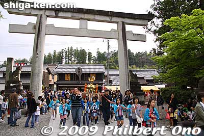 The children's mikoshi arrive back at Taga Taisha.
Keywords: shiga taga-cho taga matsuri festival taisha torii 