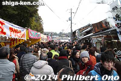The crowd gets thicker near the shrine's entrance.
Keywords: shiga taga taisha shrine new year