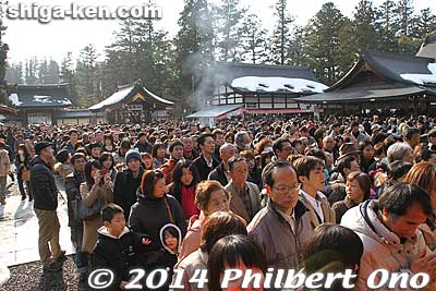 These people insist on praying front and center of the shrine. Even though they can easily go to the left or right side of the shrine to pray more quickly.
Keywords: shiga taga taisha shrine new year hatsumode matsuri01