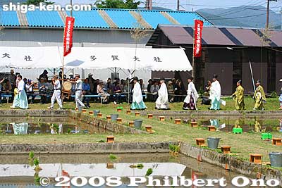 At around 1:45 pm, a procession of priests and the 70 rice planters entered.
Keywords: shiga taga-cho taga taisha shrine shinto festival matsuri rice seedlings paddy paddies planting priests