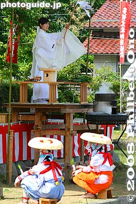 Oyushiki ceremony is performed to purify the sacred rice paddies during the Taga Taisha Rice-Planting Festival. 御湯式
Keywords: shiga taga-cho taga taisha shrine shinto festival matsuri rice seedlings paddy paddies planting matsuri6 shigabestmatsuri