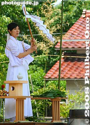 Oyushiki ceremony is performed to purify the sacred rice paddies during the Taga Taisha Rice-Planting Festival. 御湯式
Keywords: shiga taga-cho taga taisha shrine shinto festival matsuri rice seedlings paddy paddies planting matsuribijin