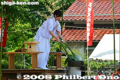 She dips two green branches into the pot, then...
Keywords: shiga taga-cho taga taisha shrine shinto festival matsuri rice seedlings paddy paddies planting